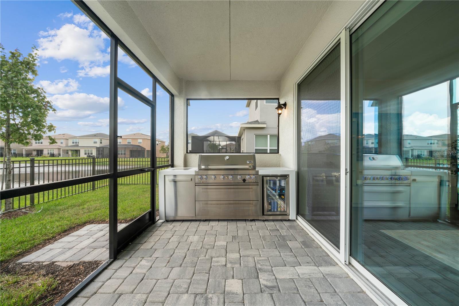 Screened-In Lanai showing Grill