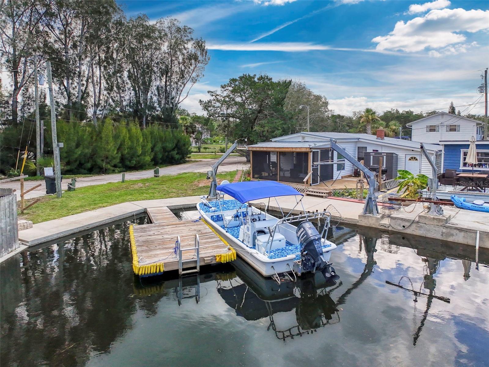 FLOATING DOCK & DAVITS