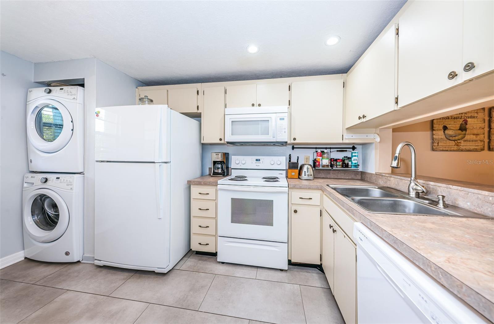 Kitchen with stack washer and dryer