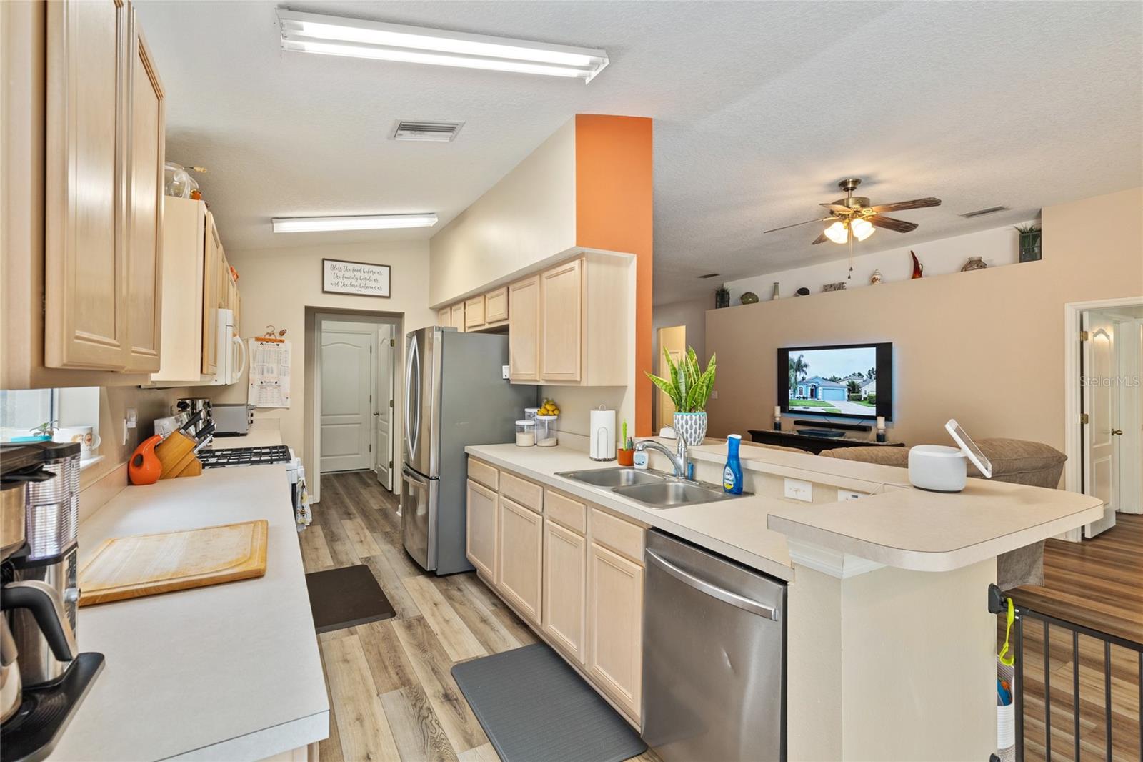 Beautiful kitchen with plenty of counter/cabinet space