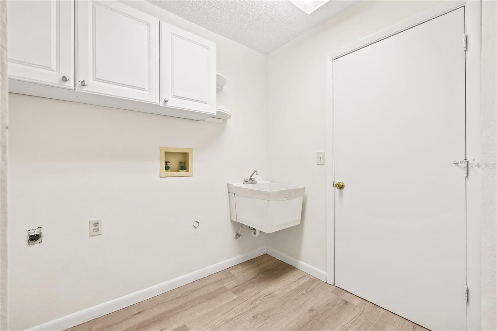 LAUNDRY/UTILITY ROOM