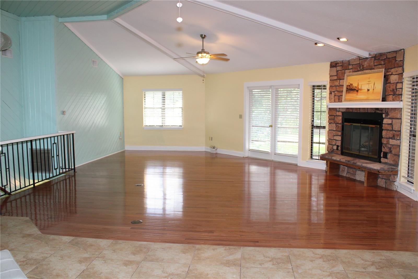 LIVINGROOM UPSTAIRS