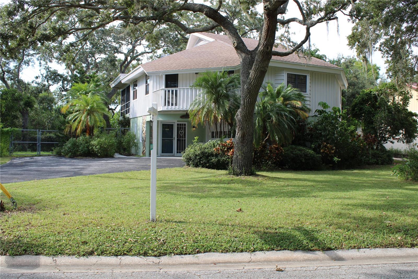 LARGE FRONT YARD