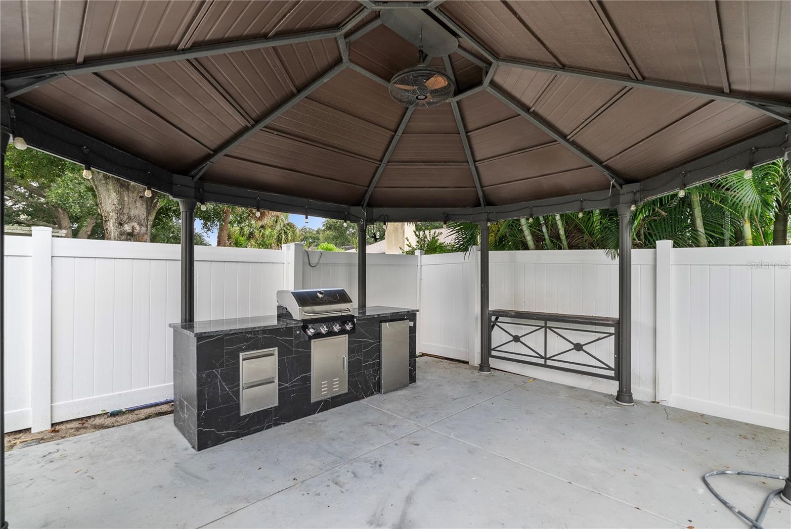 Built in outdoor Kitchen