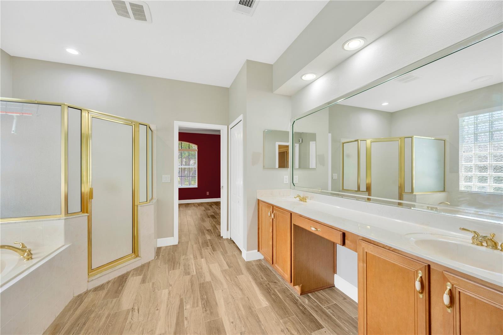 806 Red Ash Ct - Primary Suite / Bathroom