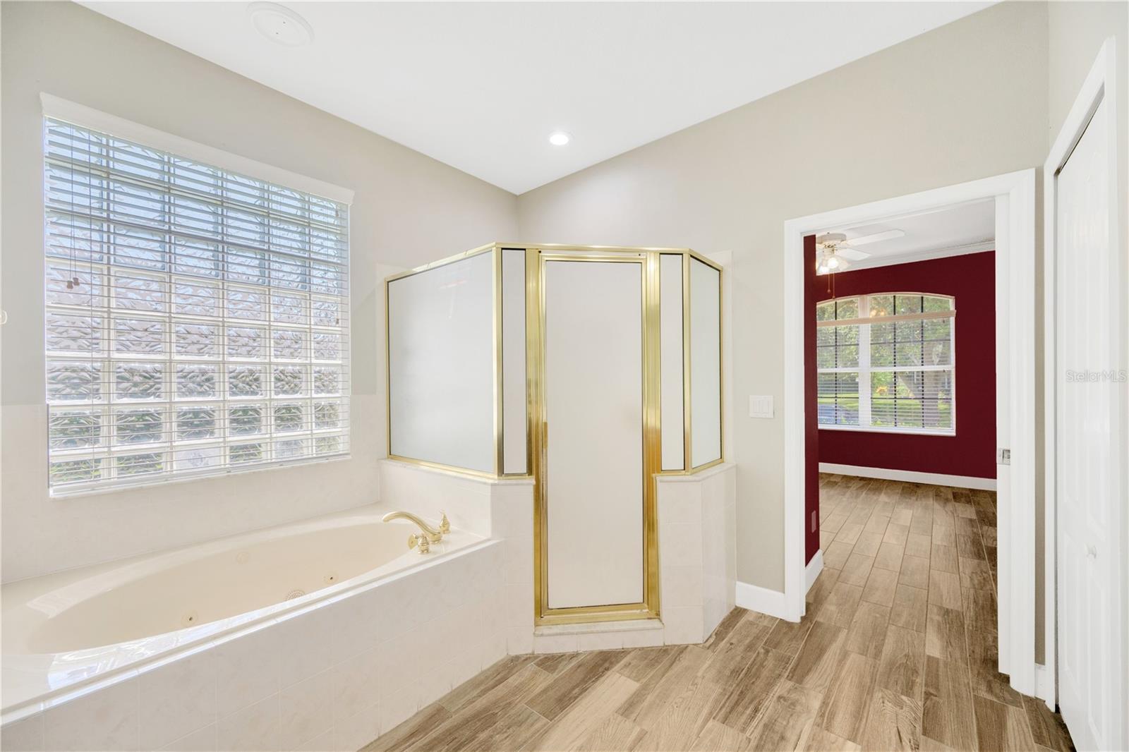 806 Red Ash Ct - Primary Suite / Bathroom