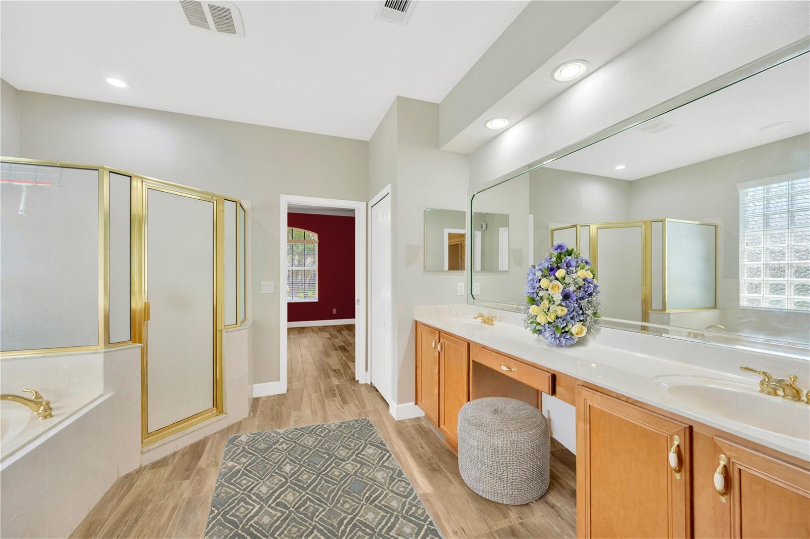 806 Red Ash Ct - Primary Suite / Bathroom VIRTUALLY STAGED