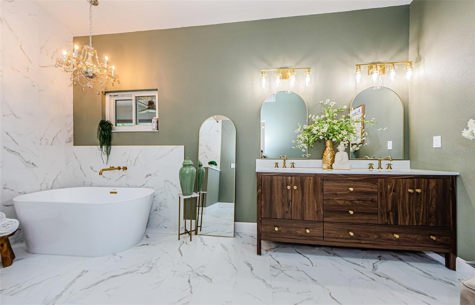 WAIT, Look at this ensuite bathroom!!! Stunning!