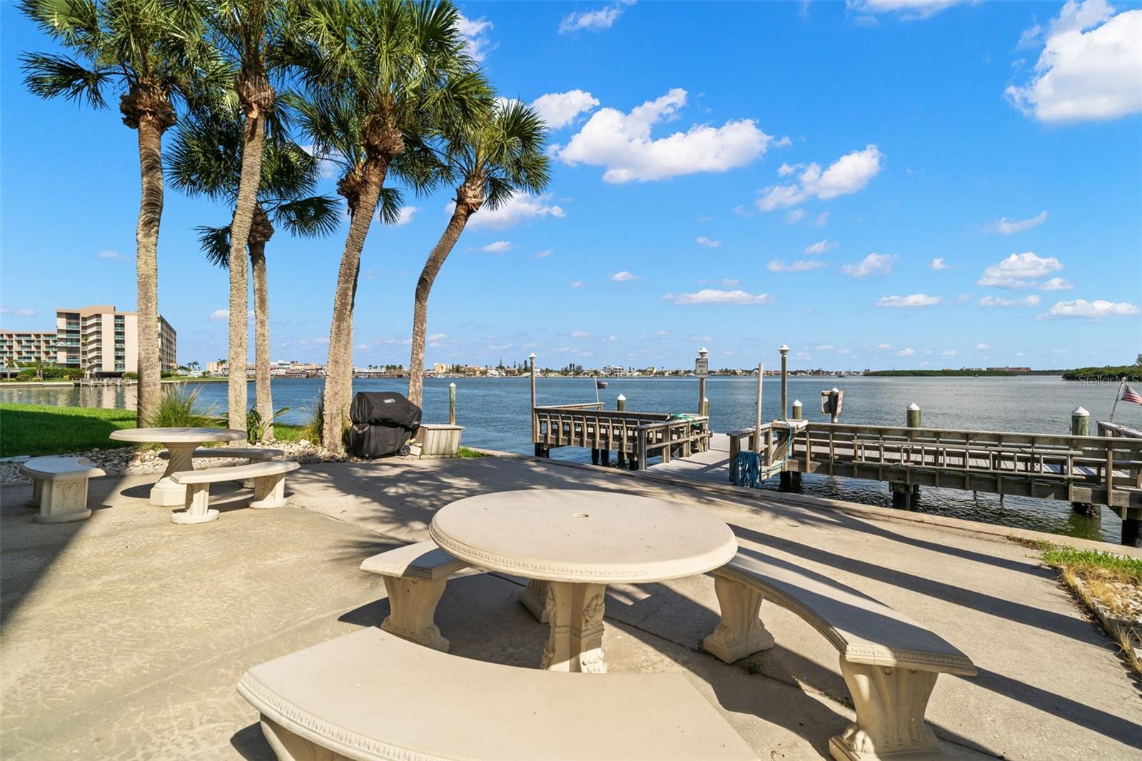 Outside sitting area./ Gas Grill./ Boat Dock./