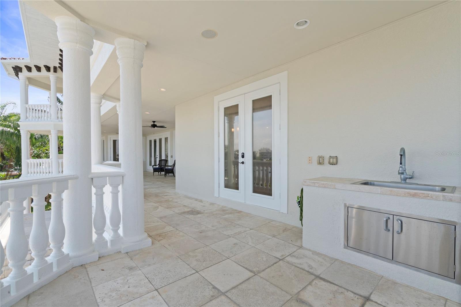 Outdoor kitchen area with room for dining