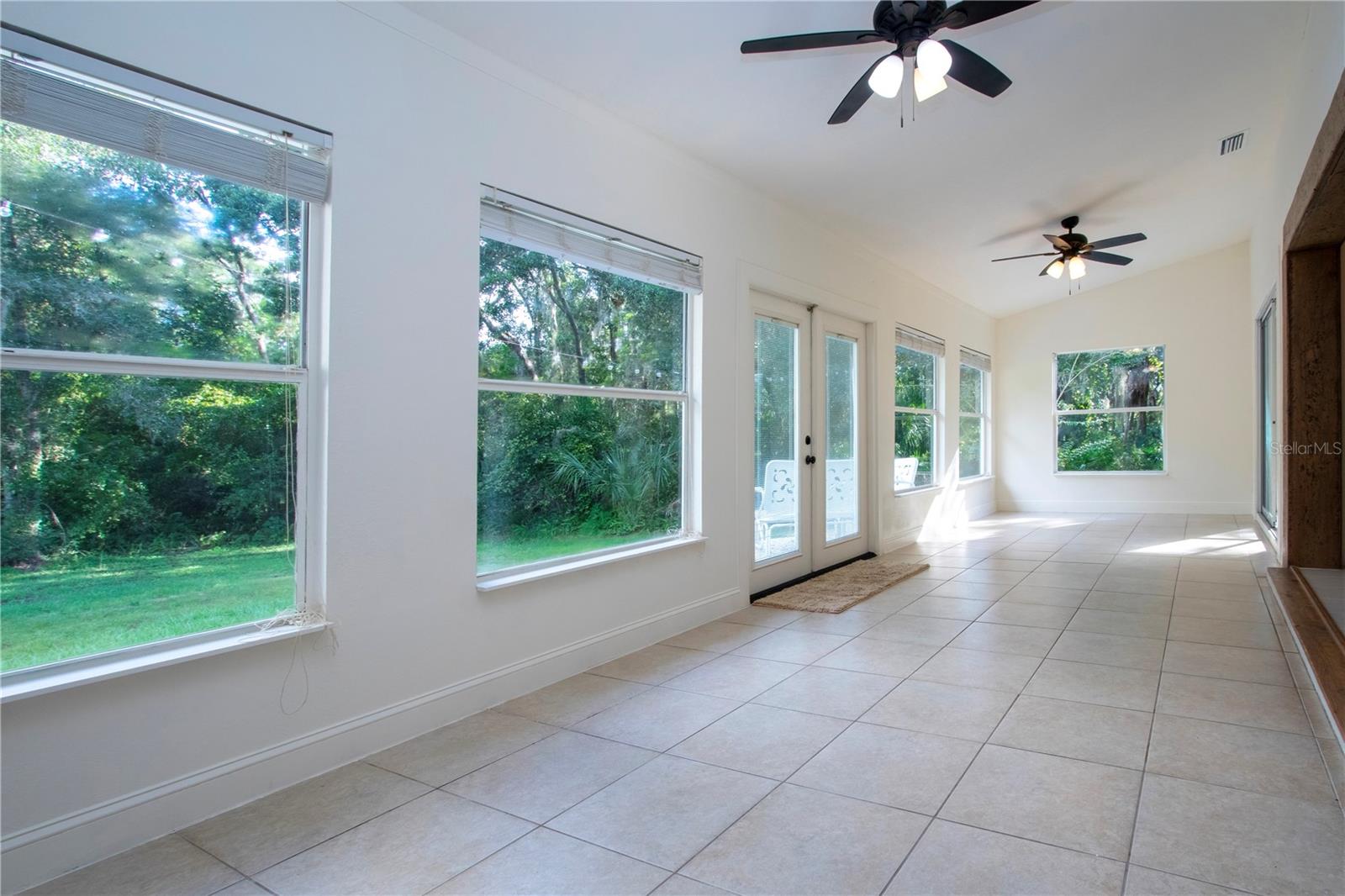 FAntistic oversized windows with a full view of the nature in the backyard