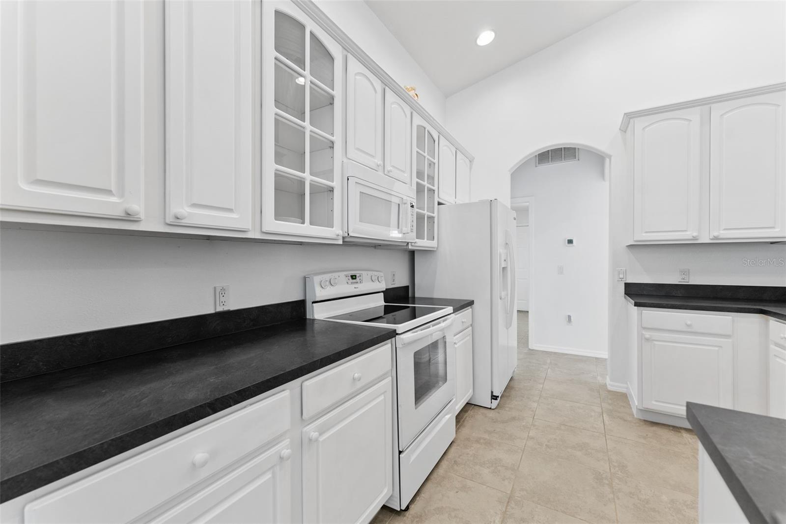 Oversized Kitchen With Lots of Cabinet & Counter Top Space