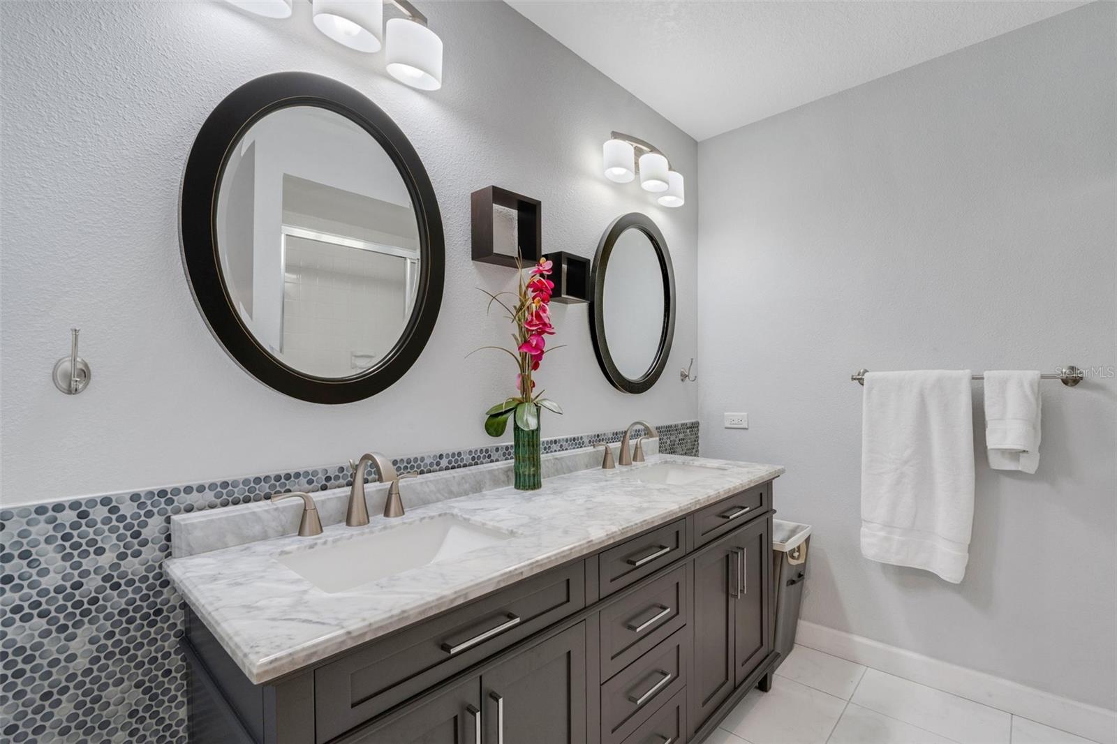 Gorgeous double vanity & newer fixtures~