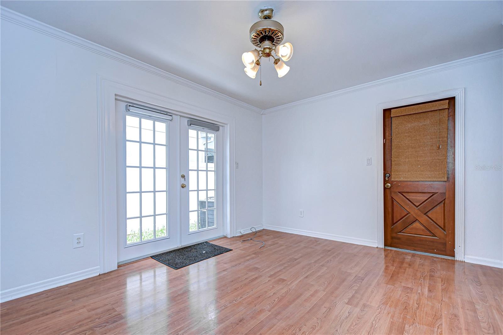 Leisure room/ door to garage