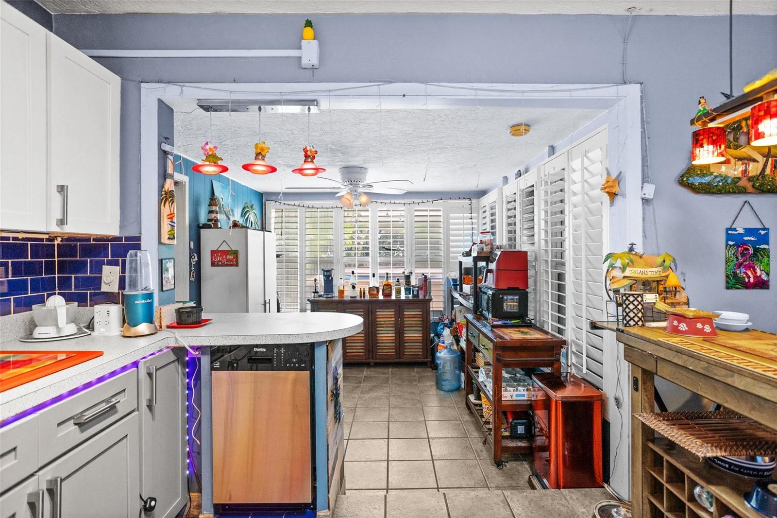 KITCHEN/DINING AREA