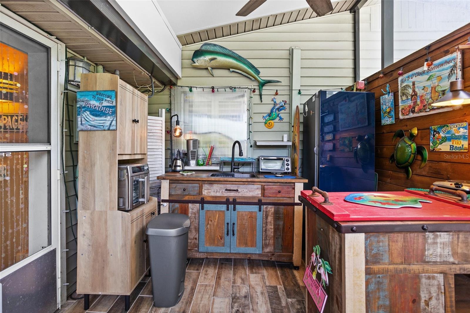 ENCLOSED OUTDOOR KITCHEN SPACE