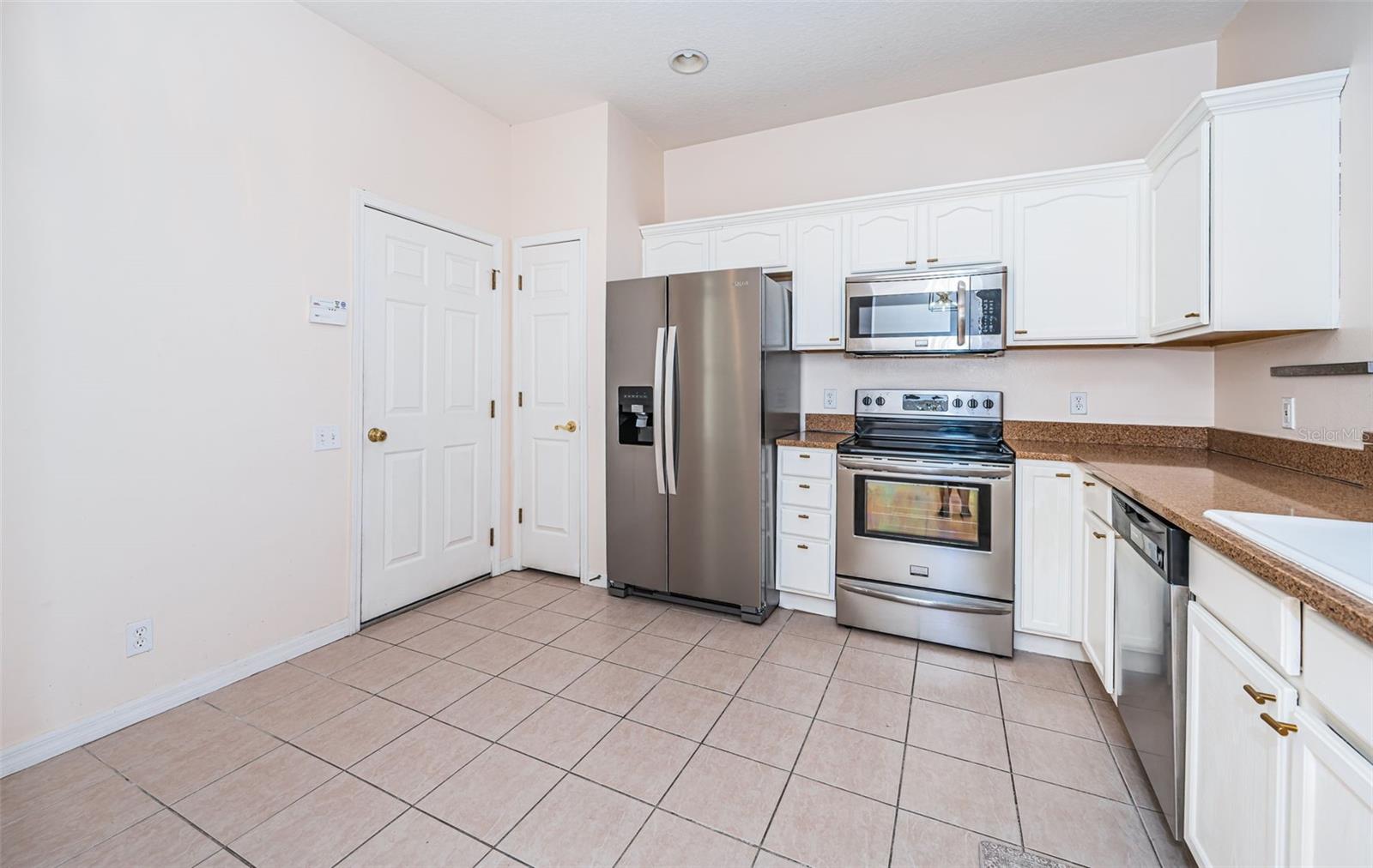 Spacious Kitchen with Granite Countertops and Ample Storage!