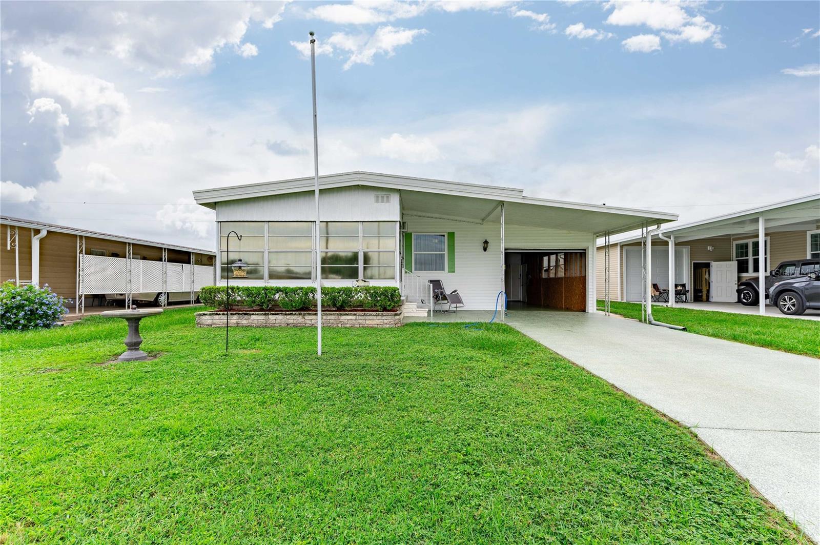 This home has a garage!