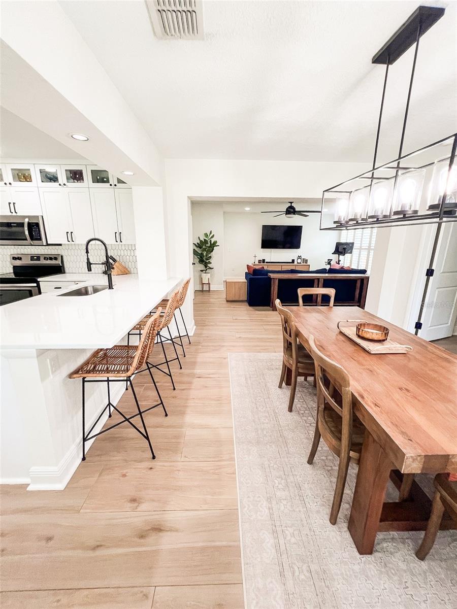 kitchen w/bar and dinning area