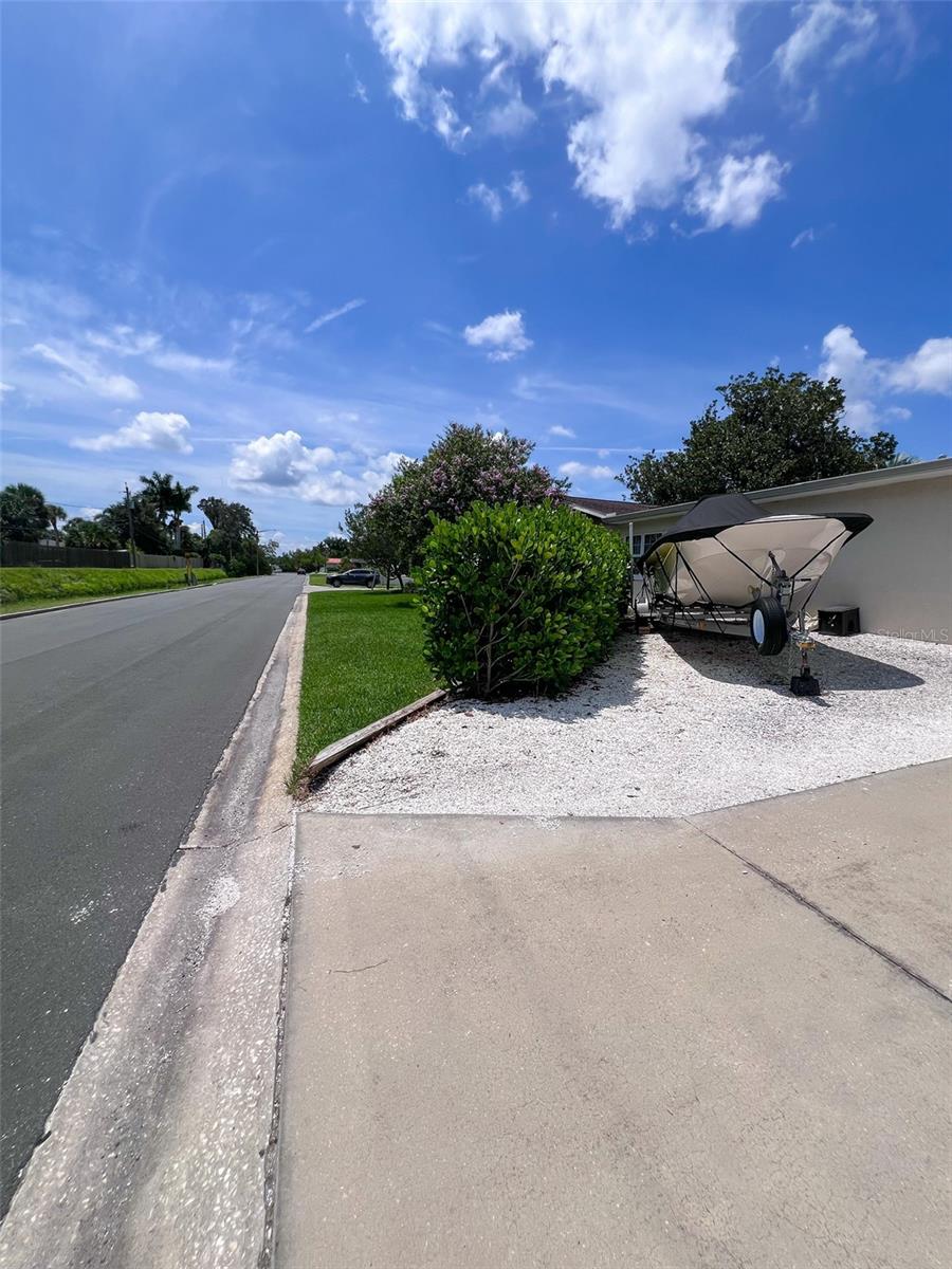 driveway with shell parking pad