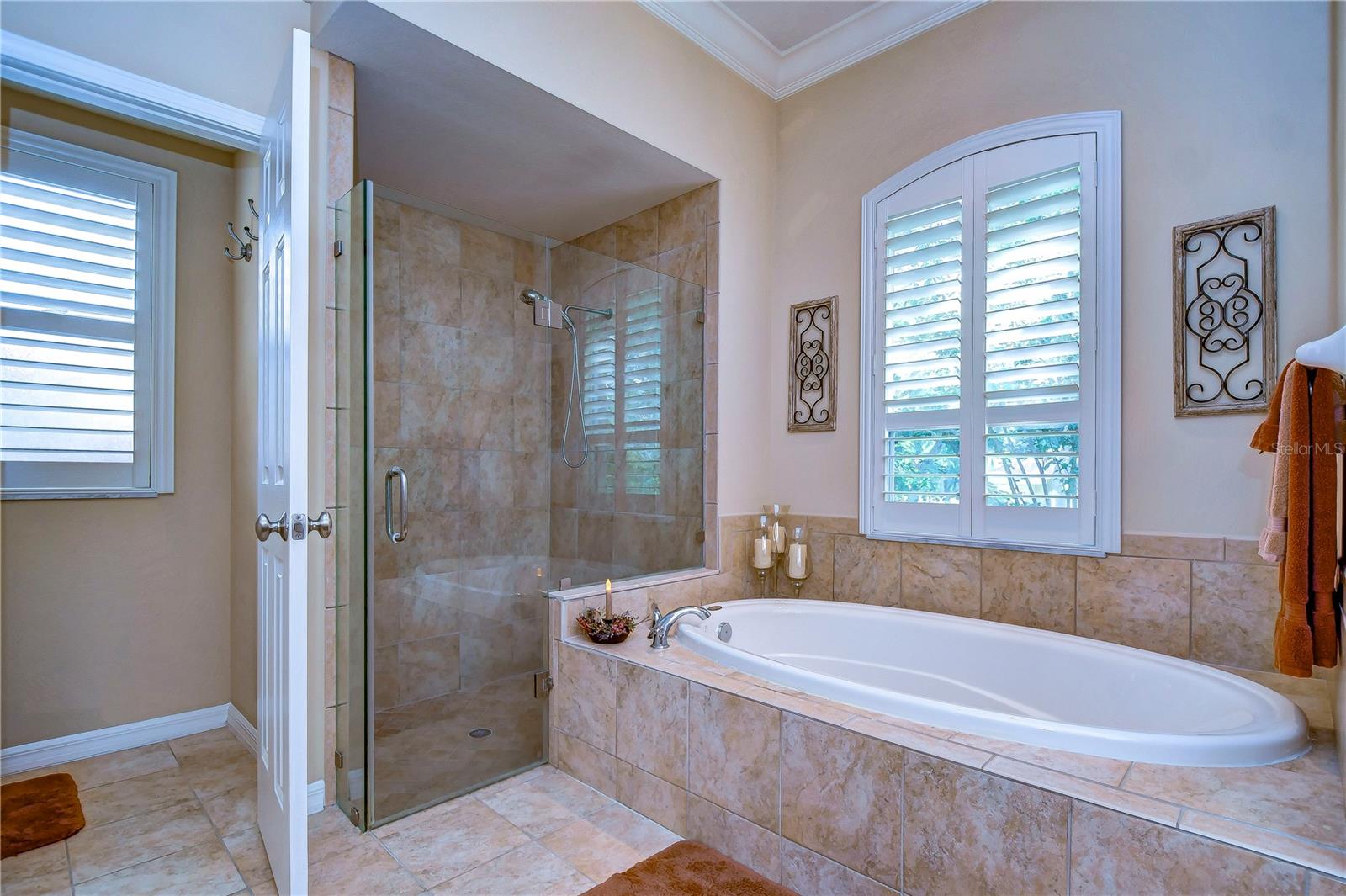 Spacious soaking tub and walk-in shower!