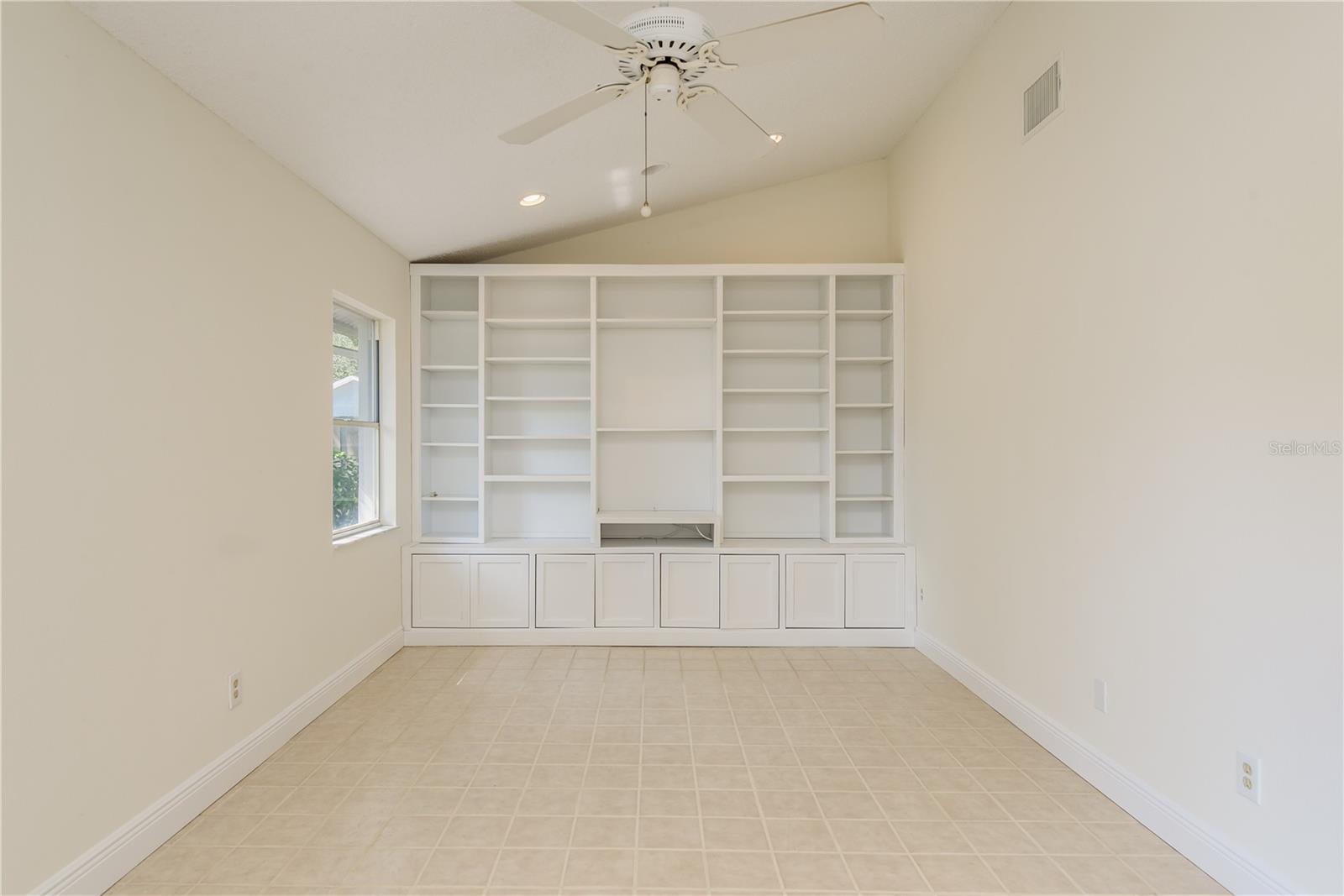 Family room with vaulted ceilings and built-in bookshelves (2)