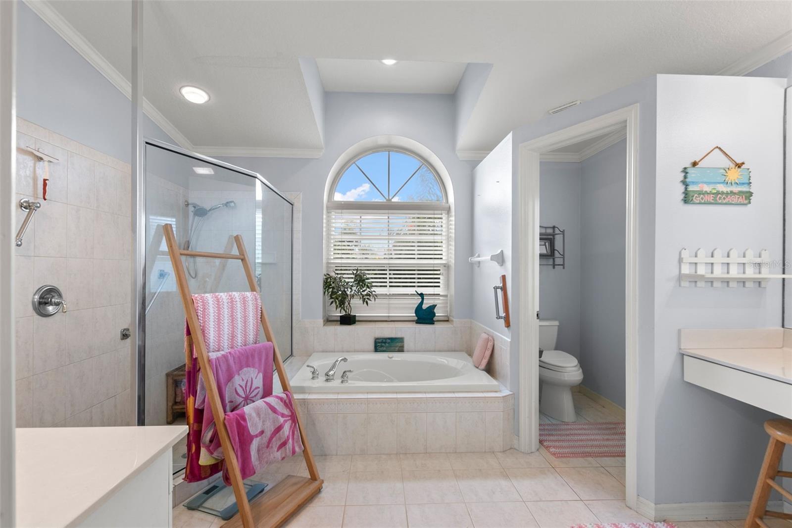 Neutral Bath with garden tub