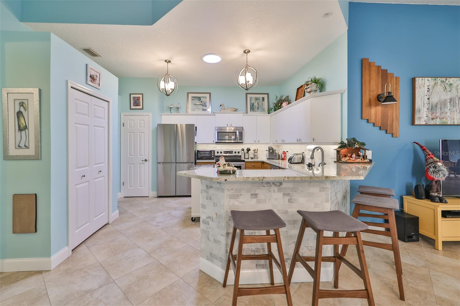 Kitchen with breakfast bar