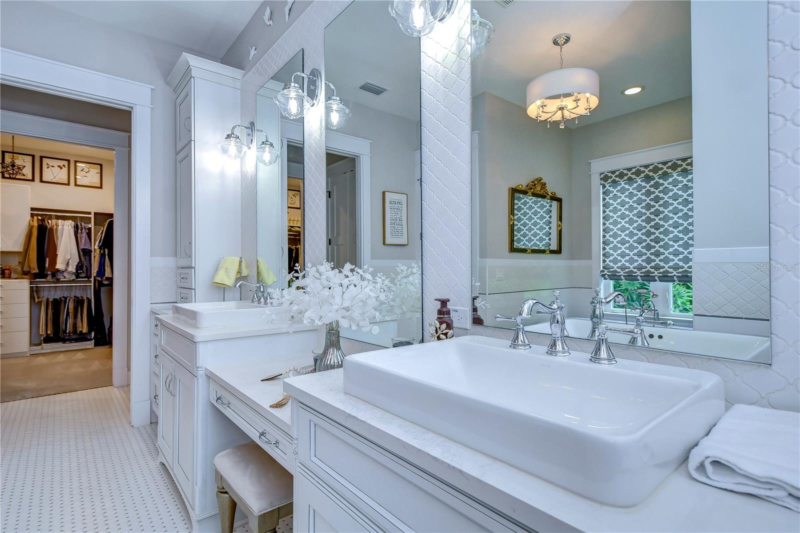 Primary bath w/quartz countertops