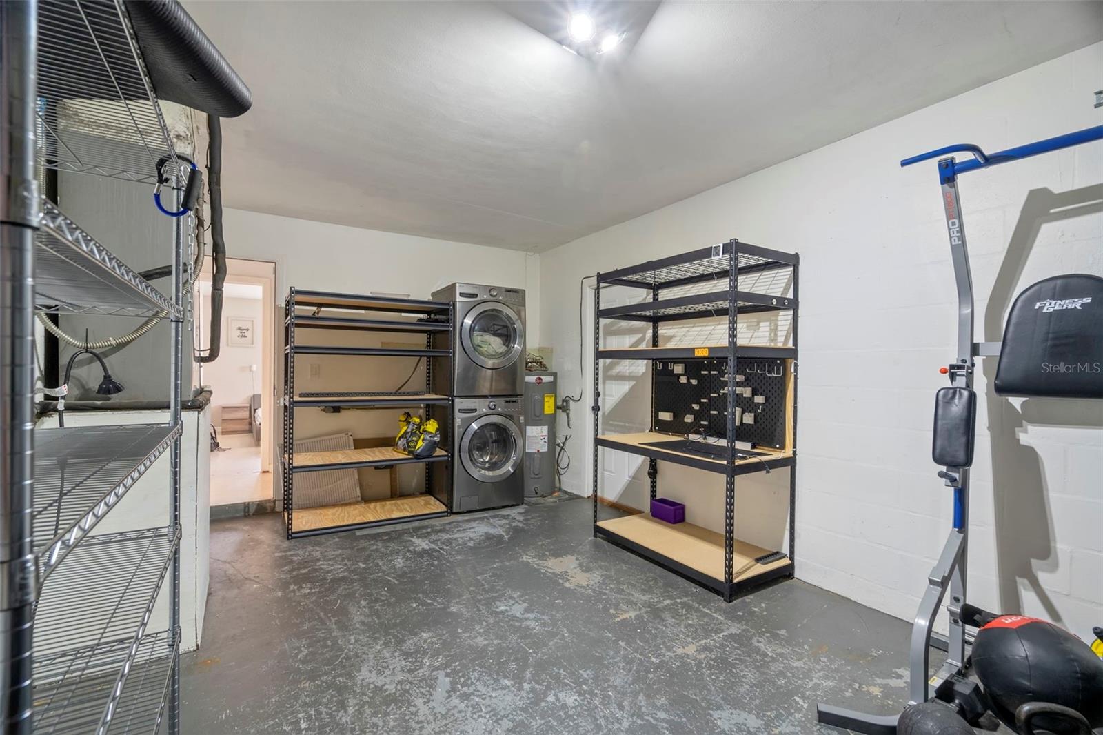 Garage w/washer and dryer