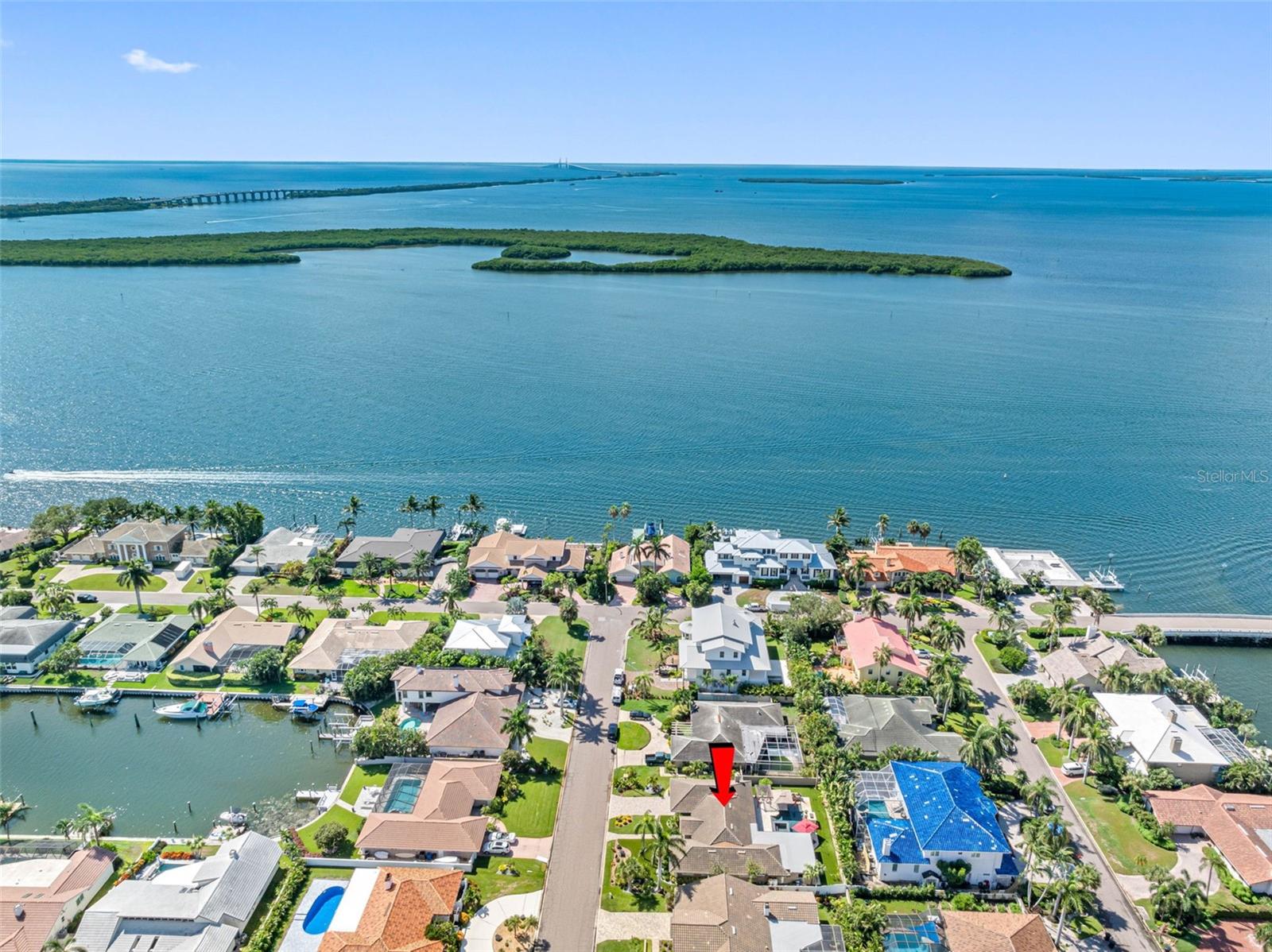 The community is impeccably maintained, conveniently located, and enjoys fabulous waterfront views.