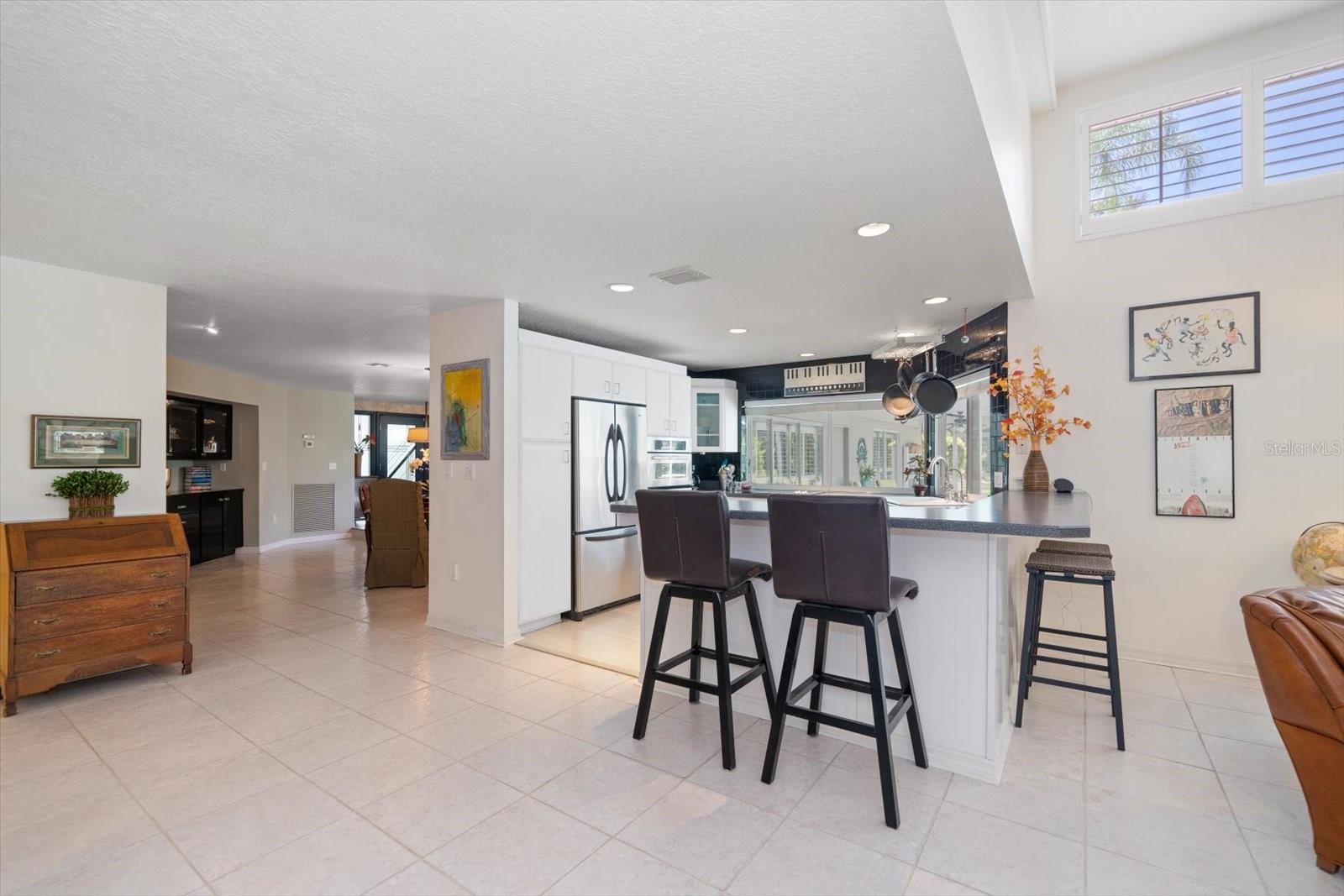 View of the access from the dining room to the kitchen