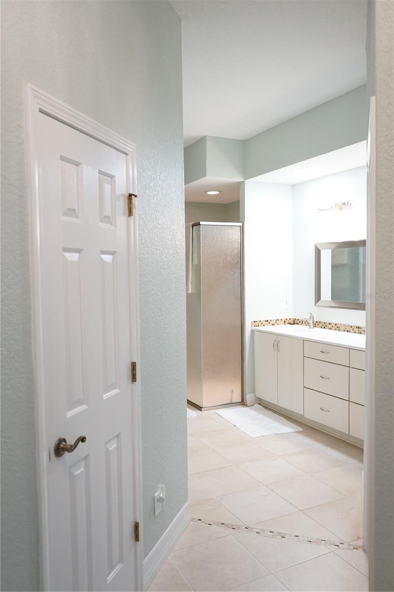 owners ensuite bath, linen closet and walk in closet