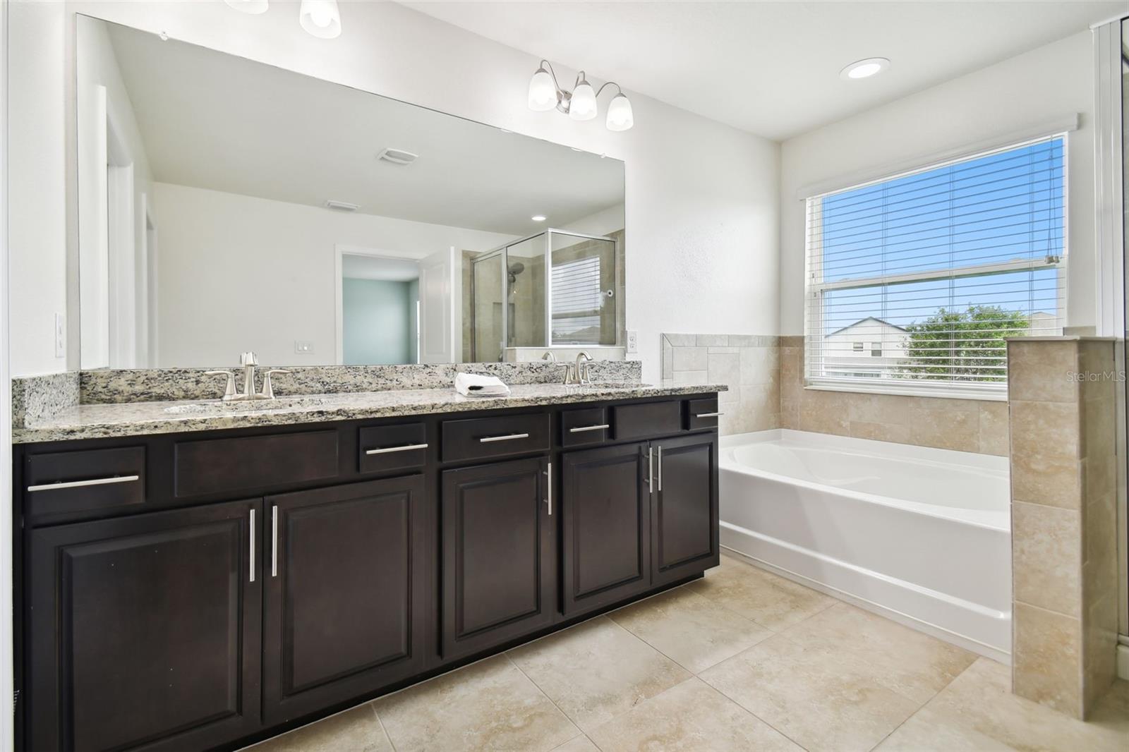 Dual sinks and Garden Tub