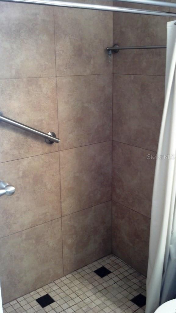 Master Bathroom w/ Walk-In Shower