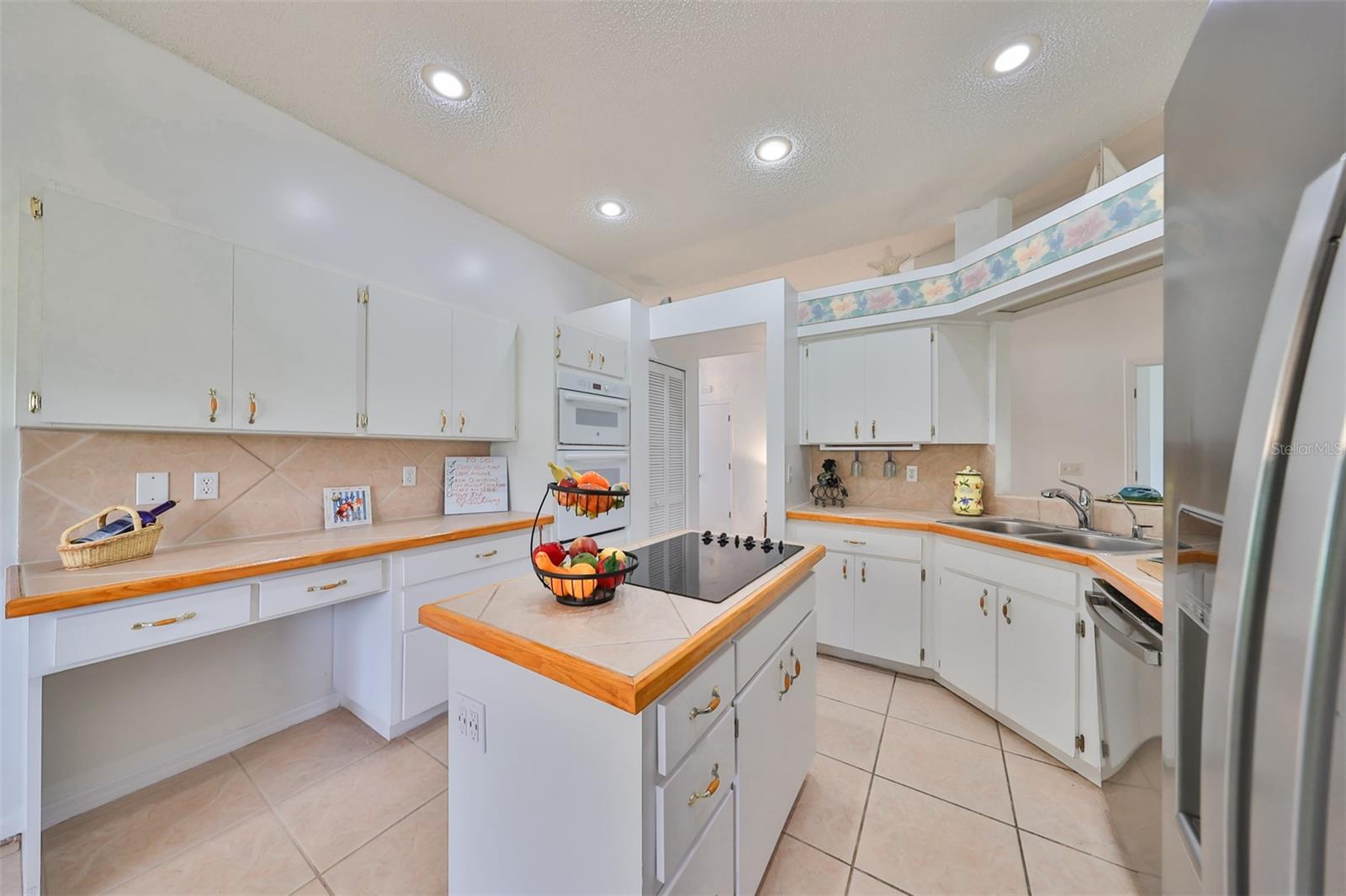 Spacious Kitchen w/Island Cooktop