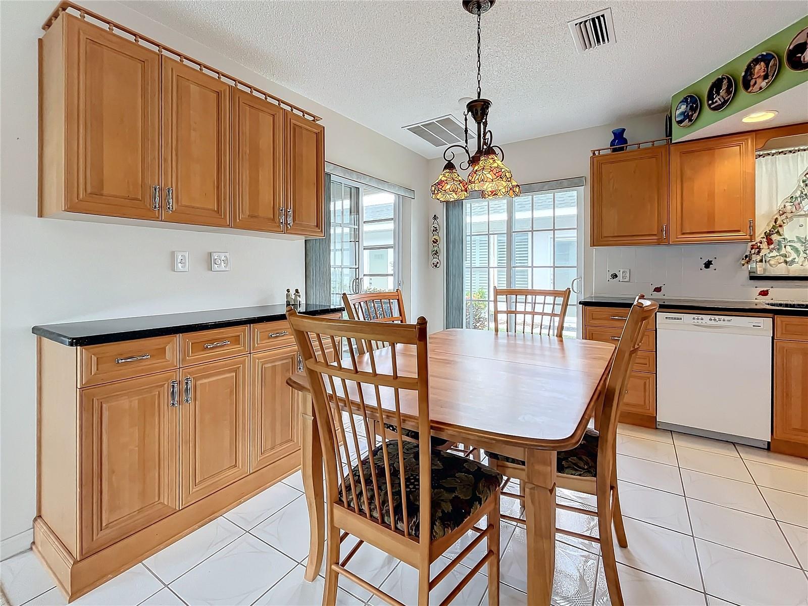 Eat-in-kitchen with additional cabinets