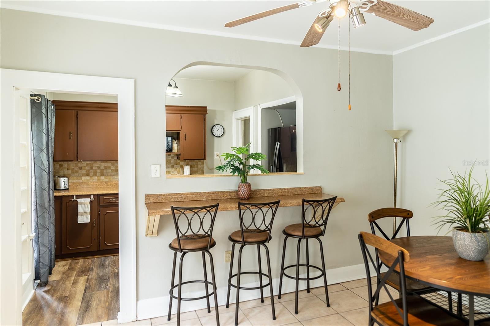 Diningroom to Kitchen