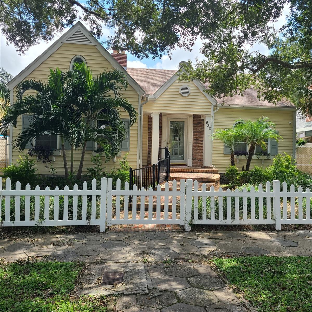 House Front w/picket fence