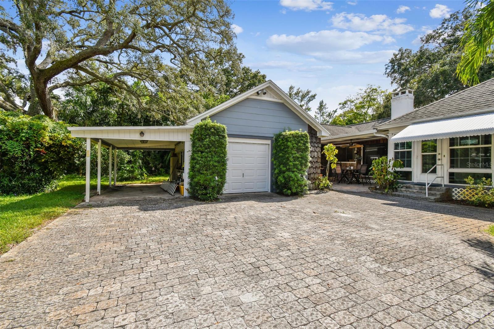 Detached garage with 1 bedroom ADU