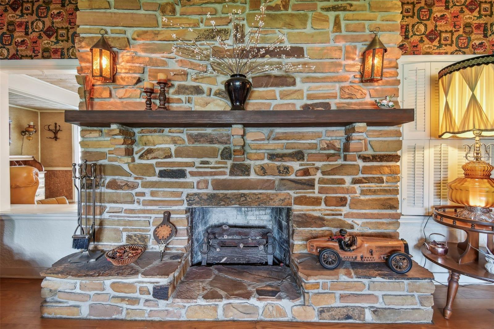 Gas burning fireplace