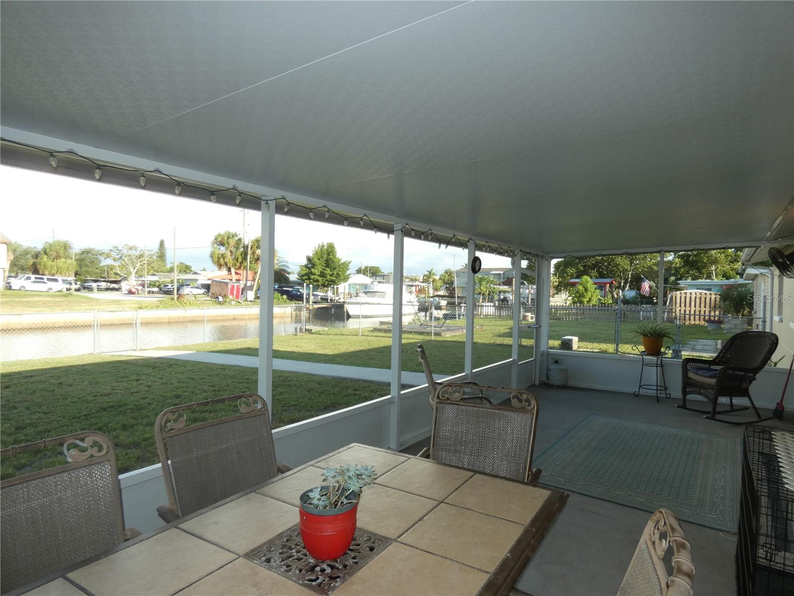 Nice screened in lanai to enjoy the breeze and wild life.