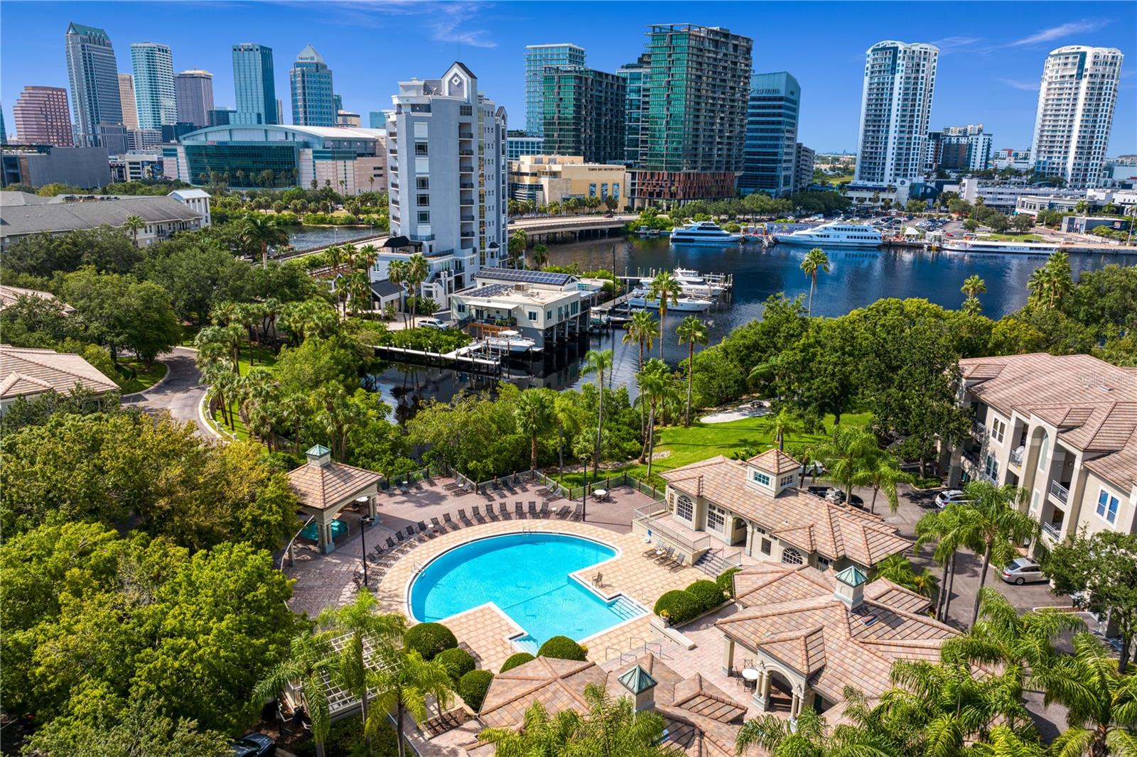 Island Place is conveniently located to Tampa’s Riverwalk, Water Street Tampa, Amalie Arena, Sparkman Wharf, Bayshore Blvd. and for commuters I-275 & the LeeRoy Selmon Expressway just minutes from the Island