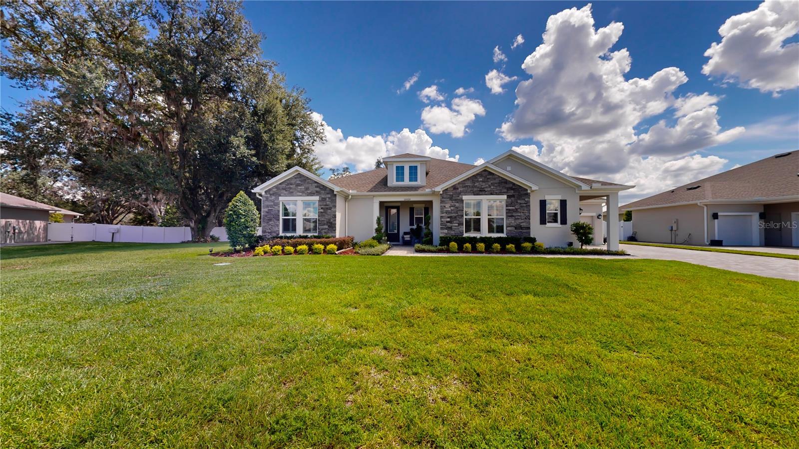 Double driveway with pavers, 3 car garage