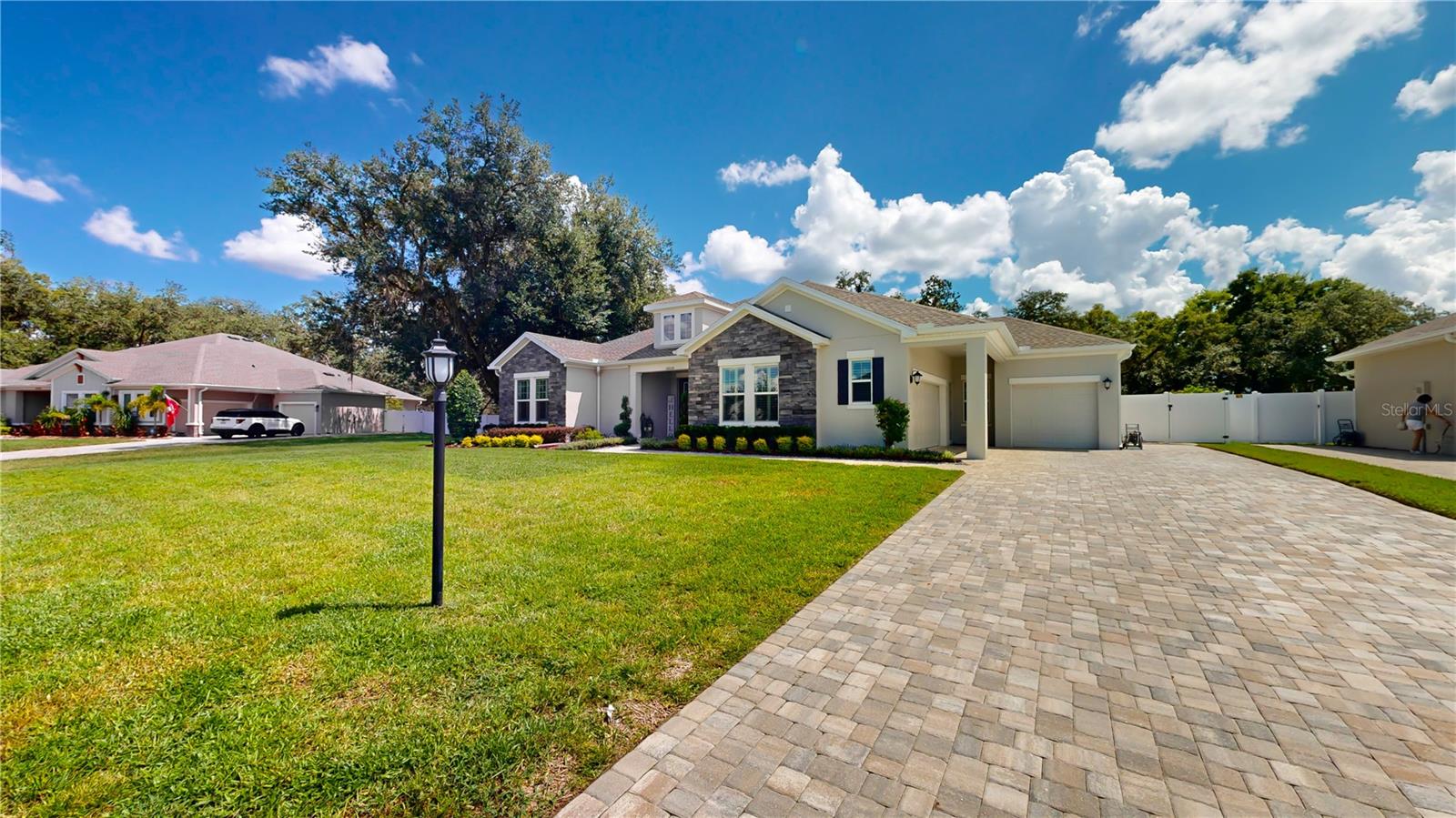 Double driveway with pavers, 3 car garage