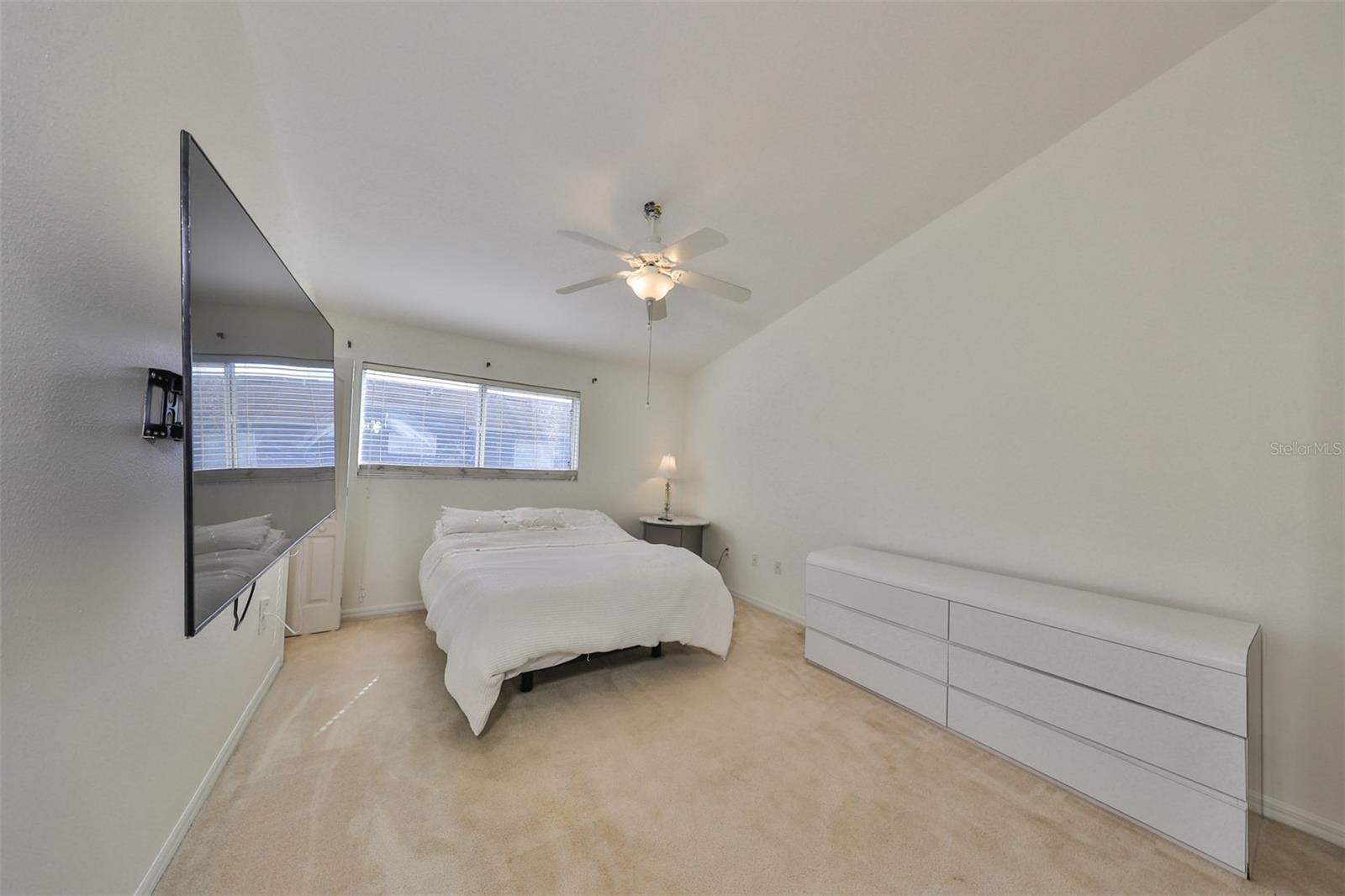 SPACIOUS MASTER BEDROOM.