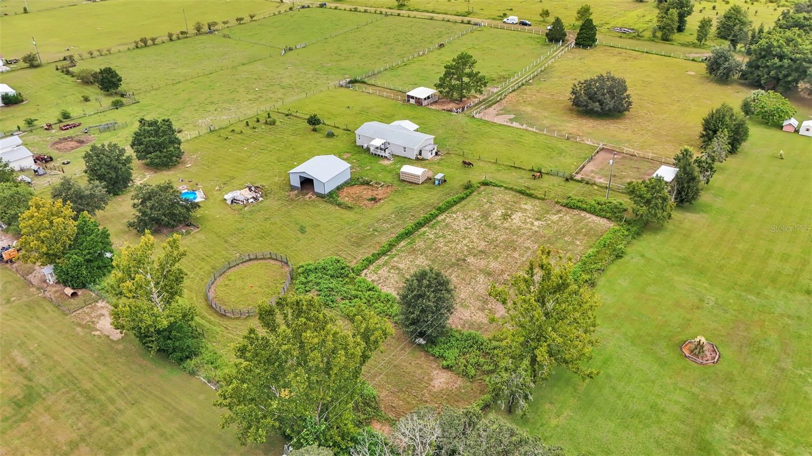 Back of home, workshop/barn, areana to the right, circle pen