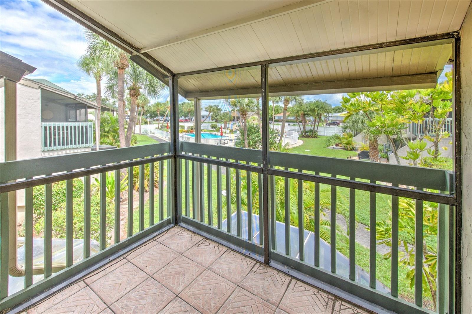 Upstairs screened-in balcony