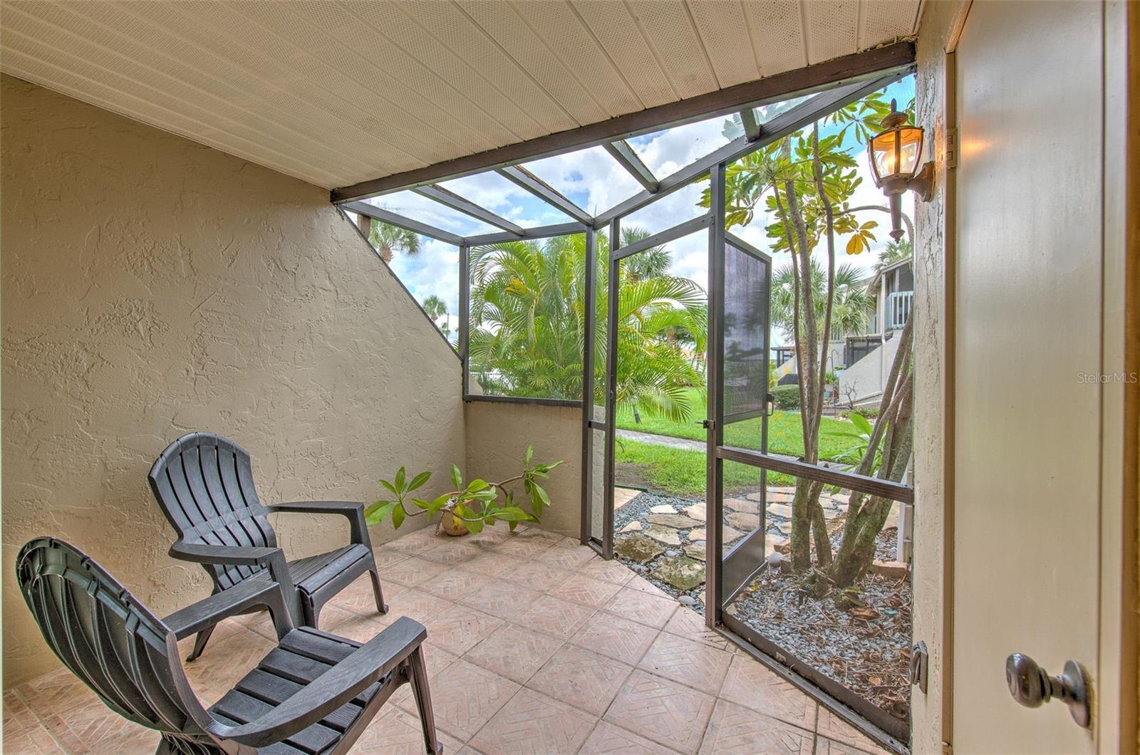 Downstairs screened-in patio