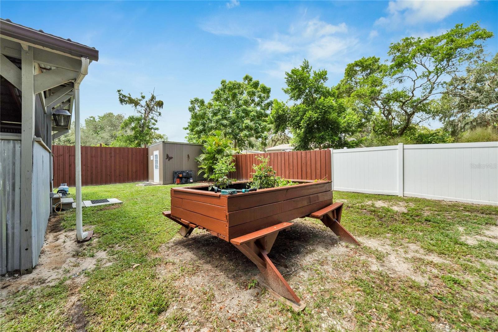 Garden and gardening shed.